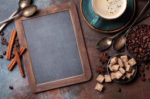 Chicchi e zucchero della tazza di caffè