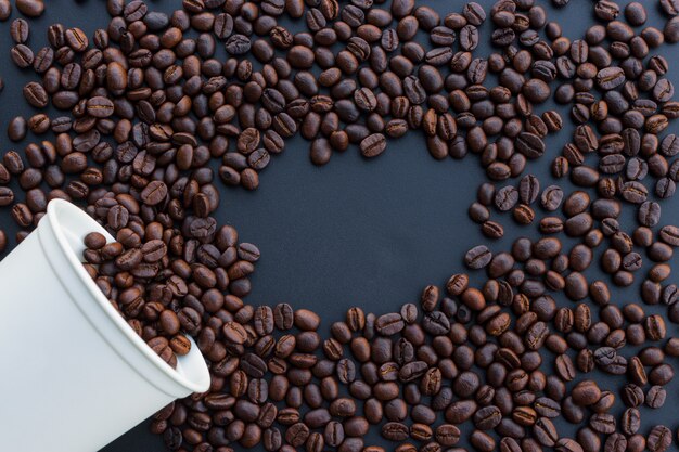 chicco di caffè closeup sul nero