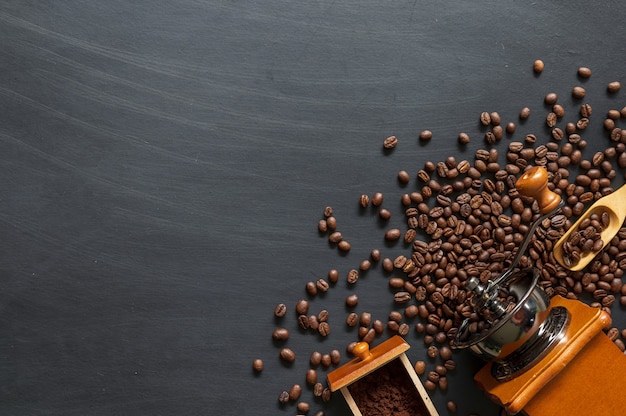 Chicco di caffè su fondo di legno nero del pavimento. vista dall'alto. spazio per il testo