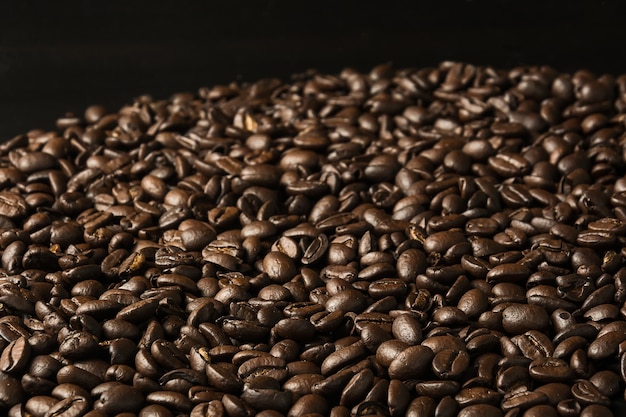 Chicco di caffè su fondo di legno nero