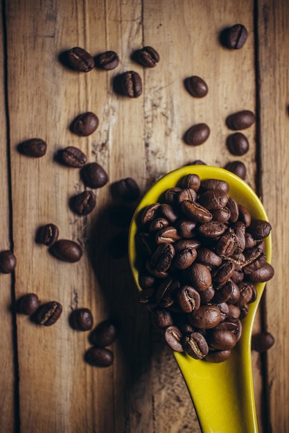 Chicco di caffè su fondo di legno