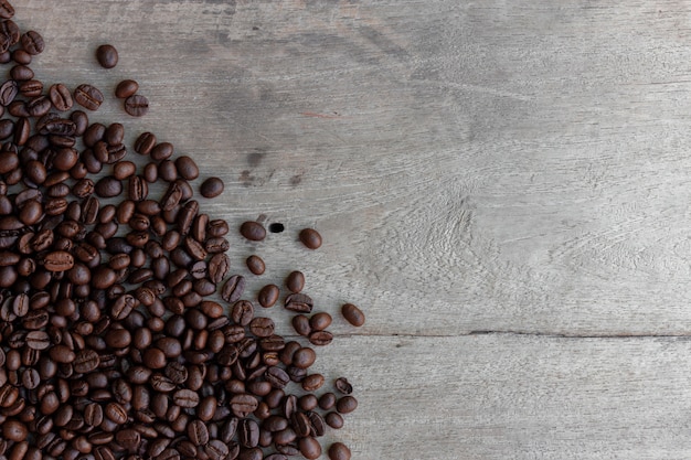 Chicco di caffè su legno