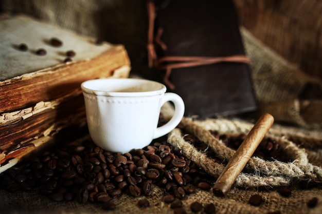 Chicco di caffè su sfondo tessile