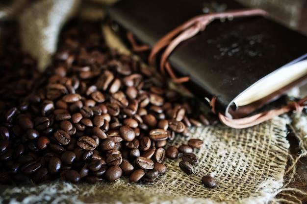 Chicco di caffè su sfondo tessile