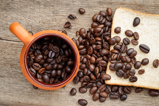 Chicco di caffè sul pavimento di legno