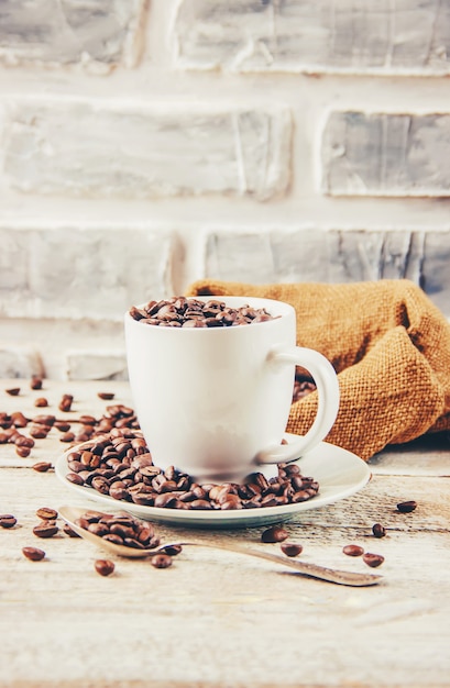 Chicco di caffe. una tazza di caffè. messa a fuoco selettiva.