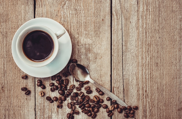 Chicco di caffe. una tazza di caffè. messa a fuoco selettiva.