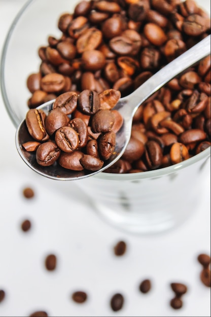 Chicco di caffe. una tazza di caffè. messa a fuoco selettiva.