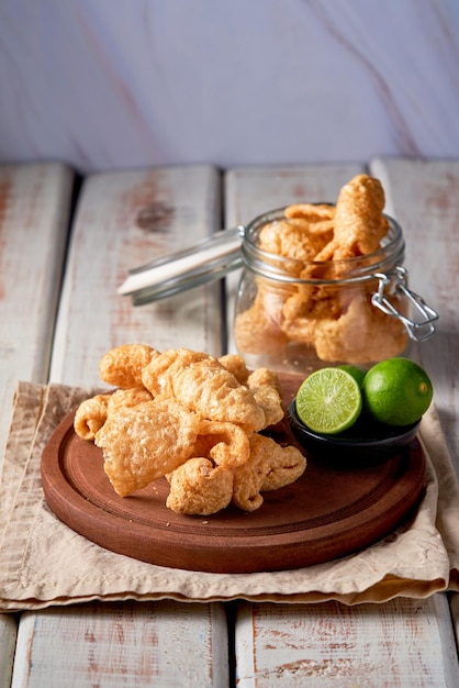 Chicharron cotenne di maiale fritte croccanti pezzi di pelle di maiale tradizionale spuntino messicano