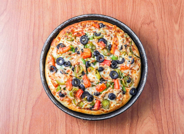 Chicken Fajita Pizza isolata su sfondo di legno cubetti di pollo speziati e combinazione di formaggio sul pane Vista dall'alto del cibo italiano