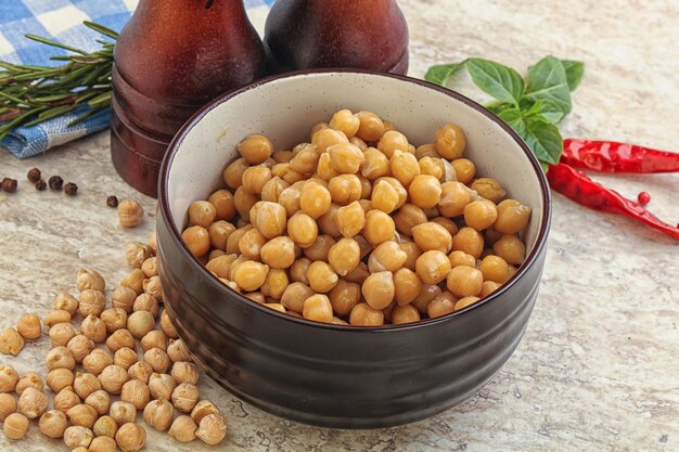 Chickpea biologico naturale bollito nella ciotola