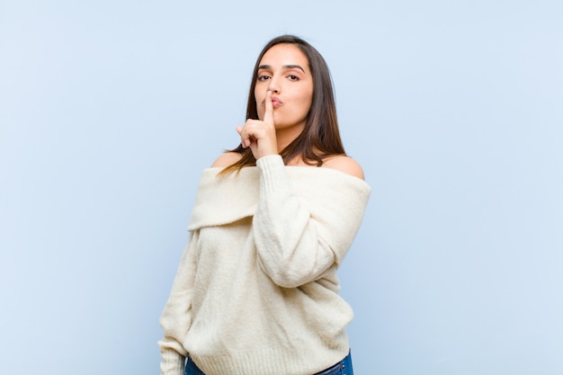 chiedendo silenzio e silenzio, gesticolando con un dito davanti alla bocca, dicendo shh o mantenendo un segreto