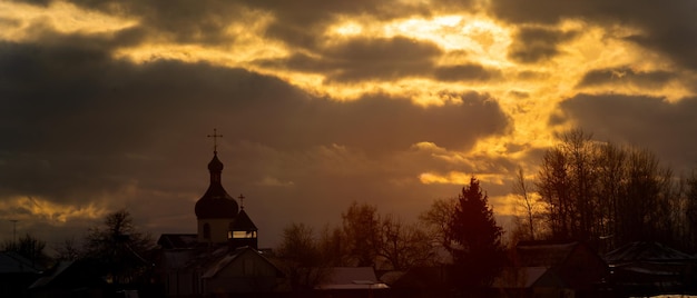 Chiesa al tramonto nel villaggio di Talalaevka. Ucraina