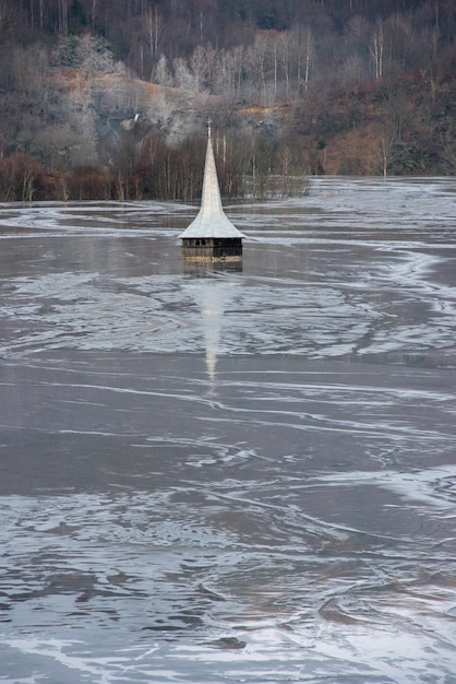 Chiesa allagata e sommersa dalle acque reflue tossiche di una miniera di rame e oro Lago di decantazione Geamana Rosia Montana Romania