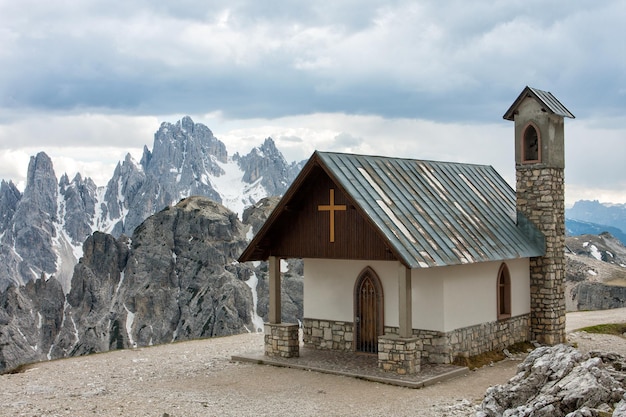 Chiesa alle montagne Tre Cime di Lavaredo, italia