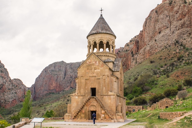 Chiesa armena in natura. Armenia, primavera