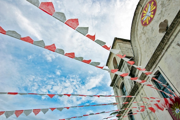 Chiesa barocca decorata con bandiere di Festa Junina