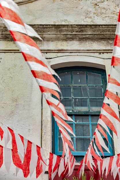 Chiesa barocca decorata con bandiere di Festa Junina