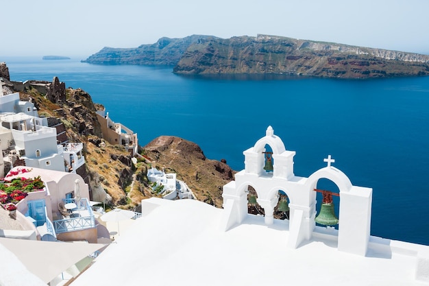 Chiesa bianca sull'isola di Santorini, Grecia. Bellissimo paesaggio estivo, vista mare