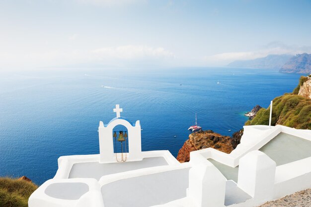 Chiesa bianca sull'isola di Santorini, Grecia. Bellissimo paesaggio estivo, vista mare.