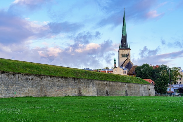 Chiesa cattedrale medievale accanto al muro di pietra a Tallinn Estonia.