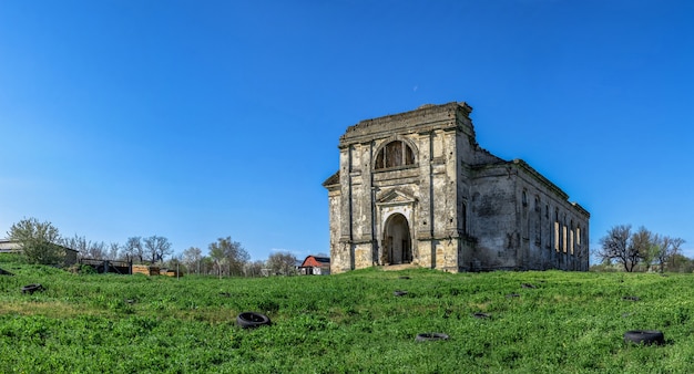 Chiesa cattolica abbandonata dell'Assunzione della Beata Vergine Maria nel villaggio di Kamenka, regione di Odessa, Ukraine