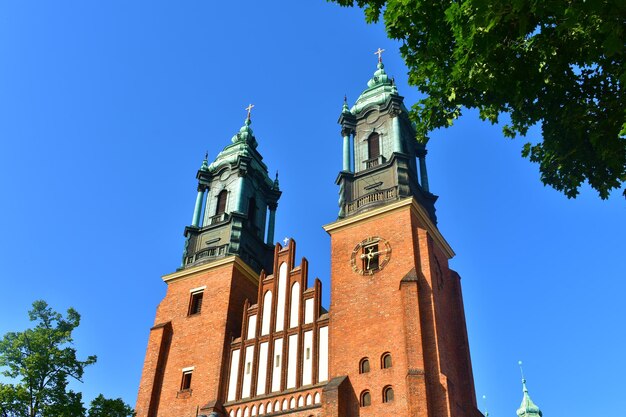 Chiesa cattolica con la cima verde delle torri della cattedrale Polonia Poznan