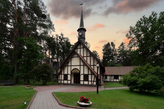 Chiesa cattolica di Raushen in una sera d'estate Svetlogorsk regione di Kaliningrad Russia