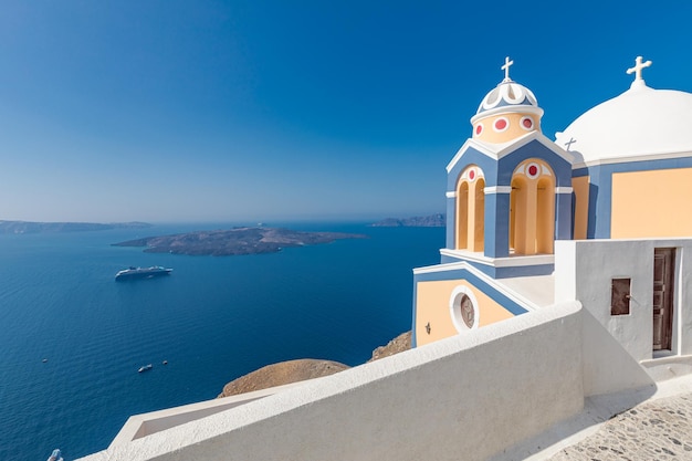 Chiesa cattolica romana a Fira, isola di Santorini in Grecia. Famosa destinazione turistica con vista panoramica sul mare