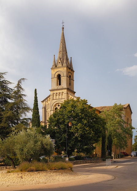 Chiesa cattolica sulla piazza centrale del villaggio Bonnieux nel dipartimento Vaucluse Provence France