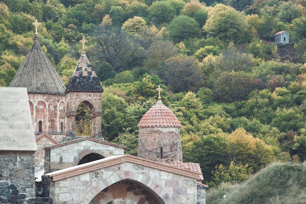 Chiesa con foresta in armena