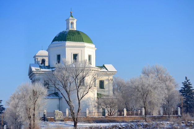 Chiesa con pareti bianche e cupola verde