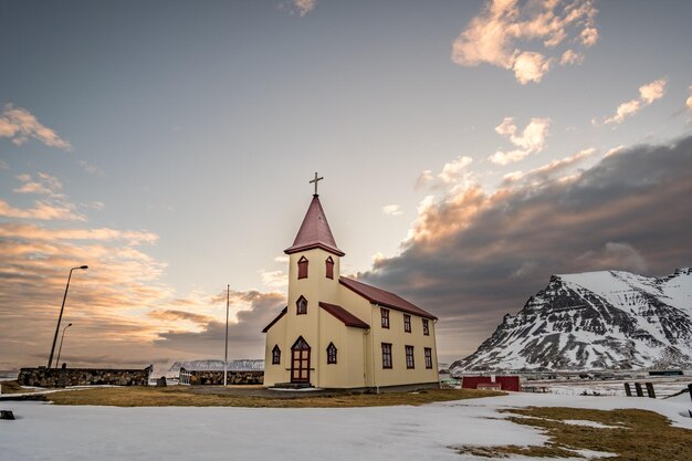 Chiesa contro il cielo durante l'inverno