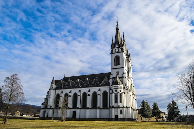 Chiesa contro il cielo nuvoloso