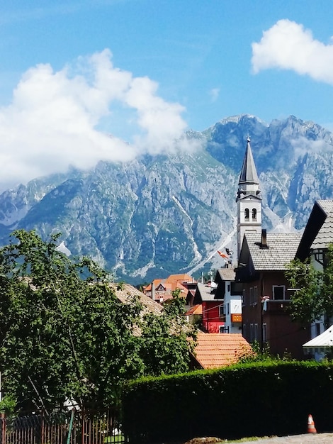 Chiesa contro montagna in città