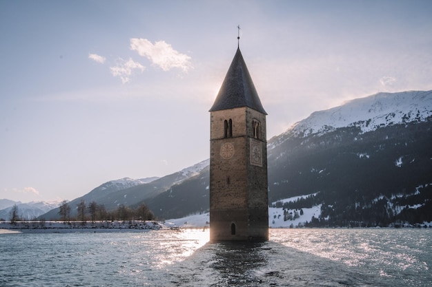 Chiesa costruita contro il cielo
