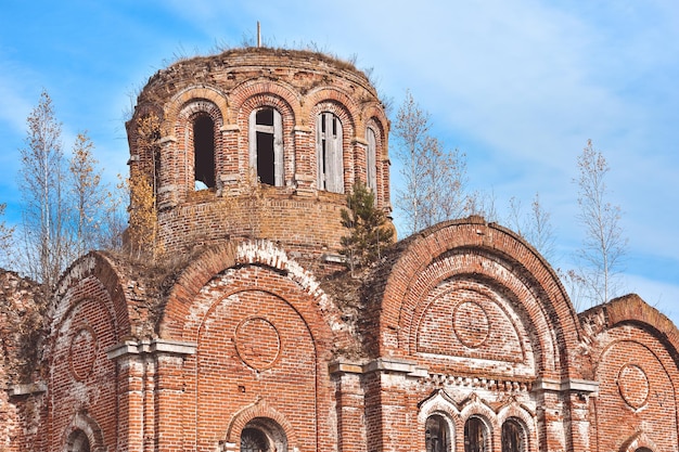 Chiesa cristiana abbandonata in mattoni rossi nelle profondità della Russia edificio abbandonato nel deserto