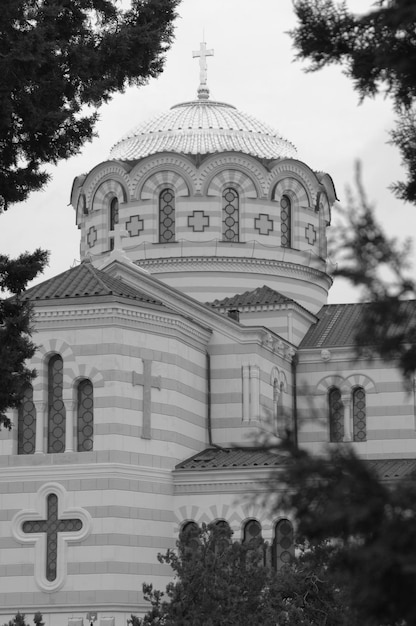 Chiesa cristiana e gli alberi in primo piano