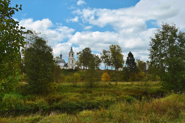 Chiesa cristiana sulle rive di un piccolo fiume