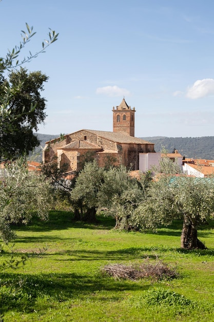 Chiesa dal campo in Berzocana, Caceres, Spagna