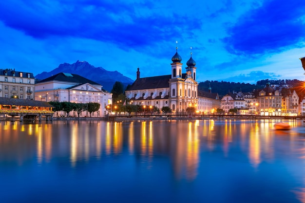 Chiesa dei Gesuiti e case da favola lungo il fiume Reuss di notte nel centro storico di Lucerna, Svizzera