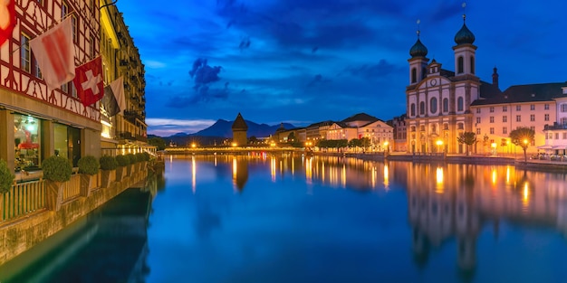 Chiesa dei Gesuiti, Torre dell'Acqua, Wasserturm e tradizionale edificio affrescato lungo il fiume Reuss di notte nel centro storico di Lucerna, Svizzera