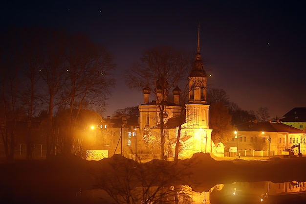 chiesa del paesaggio notturno vicino al fiume russia, architettura del paesaggio storico astratto cristianesimo nel turismo russia