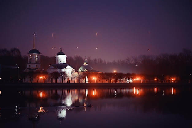 chiesa del paesaggio notturno vicino al fiume russia, architettura del paesaggio storico astratto cristianesimo nel turismo russia