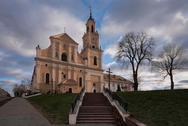Chiesa del Ritrovamento della Santa Croce e del Monastero dei Bernardini in una giornata di sole Grodno Bielorussia