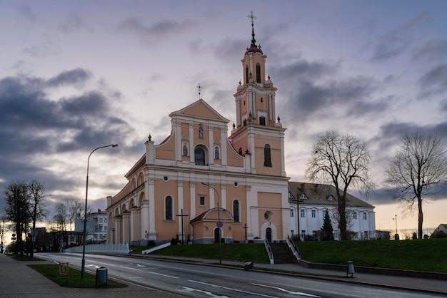 Chiesa del Ritrovamento della Santa Croce e Monastero dei Bernardini in una giornata di sole Grodno Bielorussia