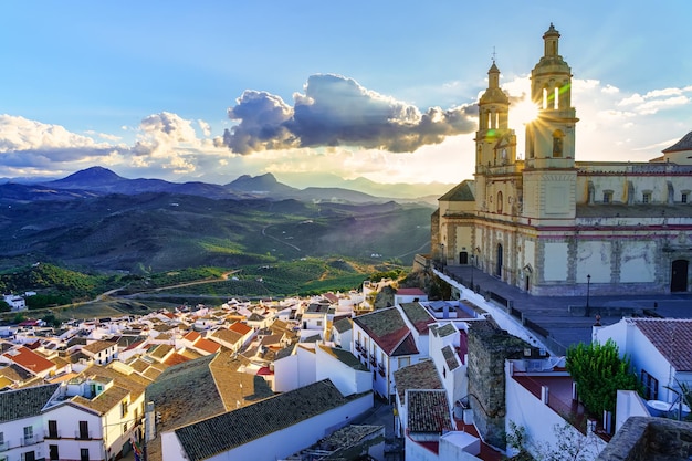 Chiesa della bellissima città di case bianche di Olvera al tramonto sulla montagna di Grazalema Cadice Spagna