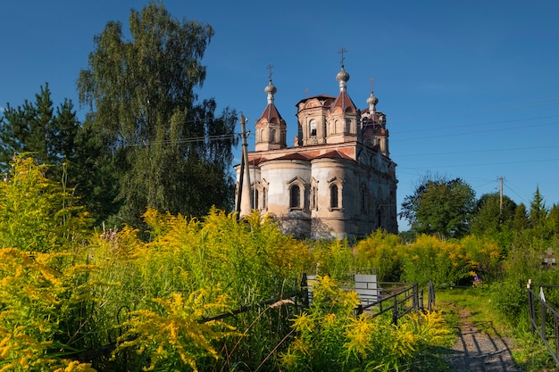 Chiesa della Trinità che dà la vita nel villaggio di Issad Russia