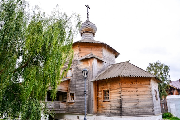 Chiesa della Trinità in legno (1551). Sviyazhsk è una località rurale (a selo) nella Repubblica del Tatarstan, in Russia, situata alla confluenza dei fiumi Volga e Sviyaga.