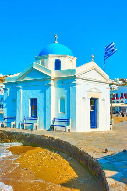 Chiesa di Agios Nikolaos in riva al mare nel porto di Mykonos (Chora), Grecia